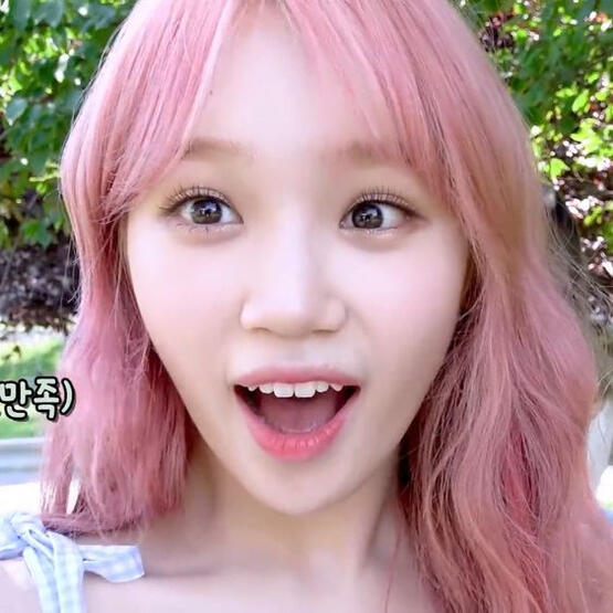 pink hair chaewon